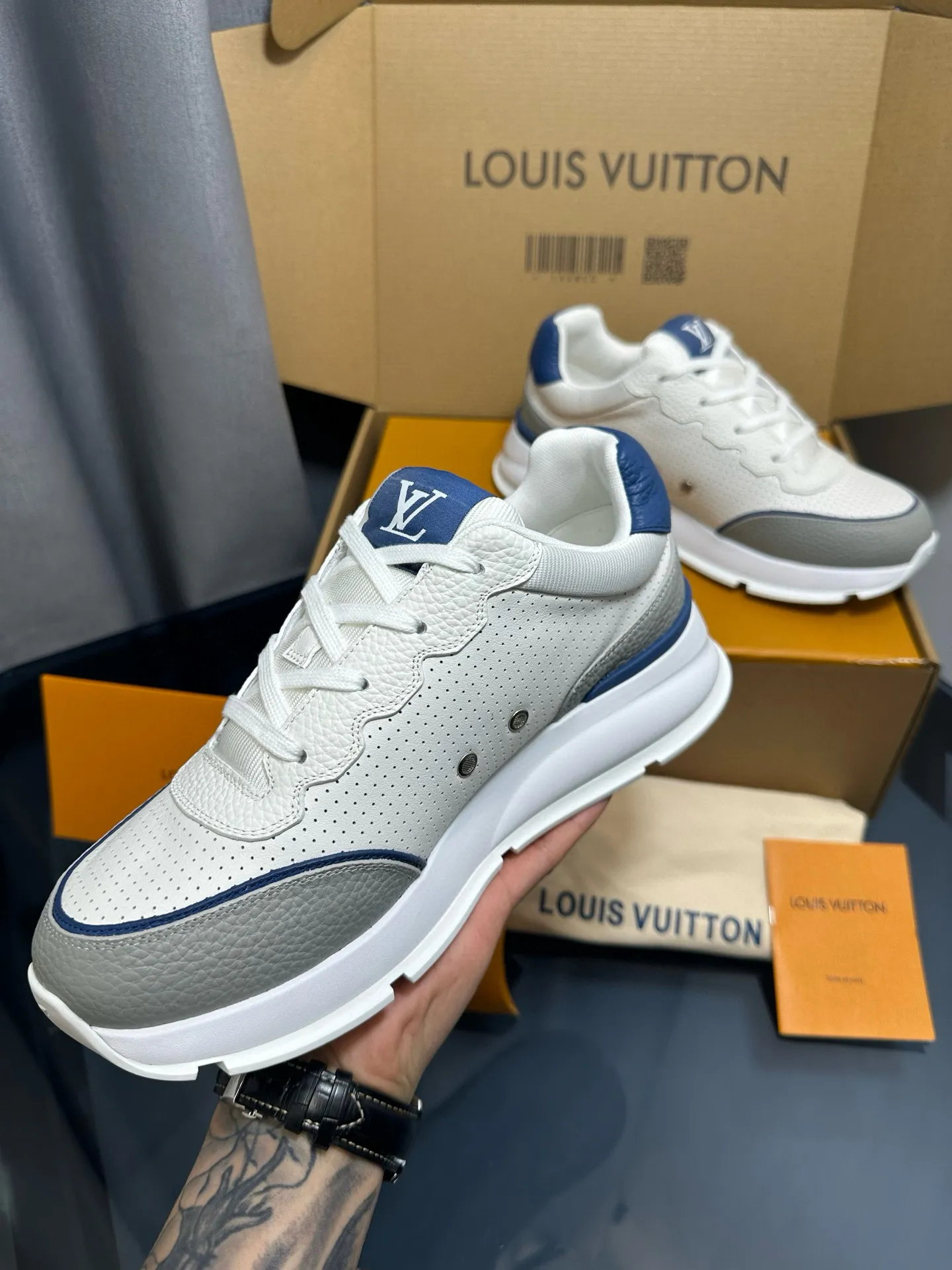 Factory price: 700💰🌈LV | Louis Vuitton 2025𝐬𝐬 🧡💚2025 spring and summer new style top version‼ ️The original version is the same. The counter focuses on the latest casual shoes and new hard goods🆕 ❥Purchasing agent level! Full of high-end feel! A popular model among bloggers at home and abroad, it’s retro and fashionable, and looks stunning on your feet! Wear a lot of happiness! The official website's main recommendation★ ━━━━━ ЅᏇєєt ━━━━━ ▪️Upper: Original custom-made imported calfskin fabric ▪️Inner: breathable gauze imported from Italy ▪️Outsole: rubber foam ➕t men's men's shoes 💰u high-end outsole ▪️Color: nine colors available ▪️Shoe size: 35-44, (45, 46 customized)